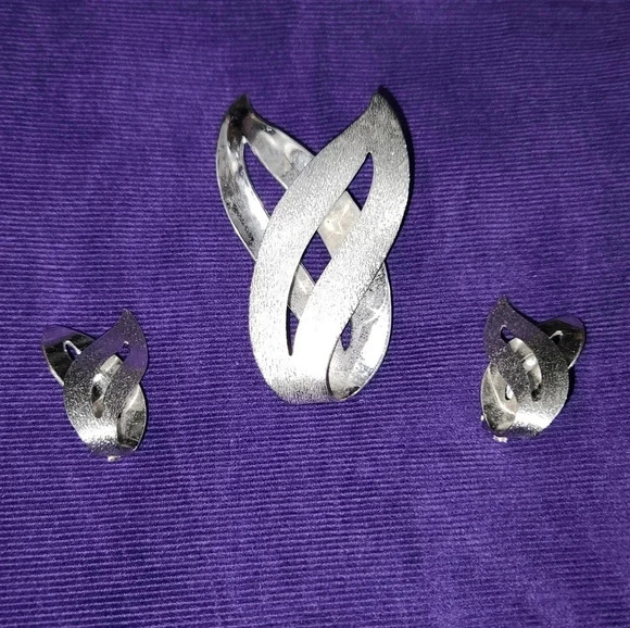 CLEARANCE Vintage Sarah Coventry Satin Flame Signed Brooch & Earrings Set - Picture 1 of 6